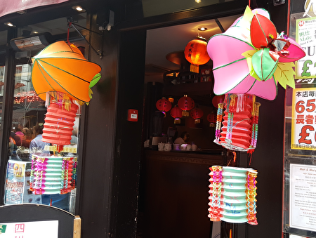 唐人街上店铺外悬挂各式彩灯，图为寿桃彩灯。（于惠子／大纪元）